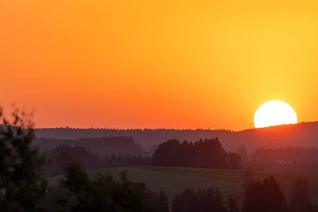 Sommerabend in Bayern Blick in den Sonnenuntergang im Ostallgäu., Rückholz Bayern Deutschland *** Summer Evening in Bavaria: A View of the Sunset in Ostallgäu, Rückholz, Bavaria, Germany