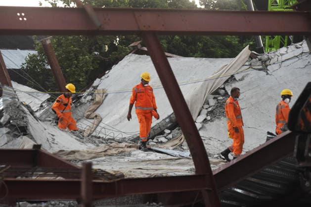 Under Construction Warehouse Collapsed In Kolkata NDRF and Army rescue personnel continue search and rescue operations for survivors and victims from the collapsed warehouse in Kolkata, India, on June 25, 2026. Kolkata India  Copyright: xDebajyotixChakrabortyx originalFilename: chakraborty-notitle260625_npmTo.jpg