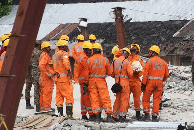 Under Construction Warehouse Collapsed In Kolkata NDRF and Army rescue personnel continue search and rescue operations for survivors and victims from the collapsed warehouse in Kolkata, India, on June 25, 2026. Kolkata India  Copyright: xDebajyotixChakrabortyx originalFilename: chakraborty-notitle260625_npycE.jpg