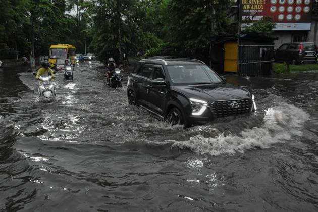 Heavy Rain Caused Massive Waterlogging In Kolkata. Cars make their way through a flooded street caused by heavy rain in Kolkata, India, on June 25, 2026. Kolkata India  Copyright: xDebarchanxChatterjeex originalFilename: chatterjee-notitle260625_np1SL.jpg