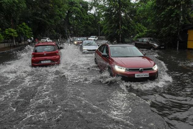Heavy Rain Caused Massive Waterlogging In Kolkata. Cars make their way through a flooded street caused by heavy rain in Kolkata, India, on June 25, 2026. Kolkata India  Copyright: xDebarchanxChatterjeex originalFilename: chatterjee-notitle260625_np5EG.jpg