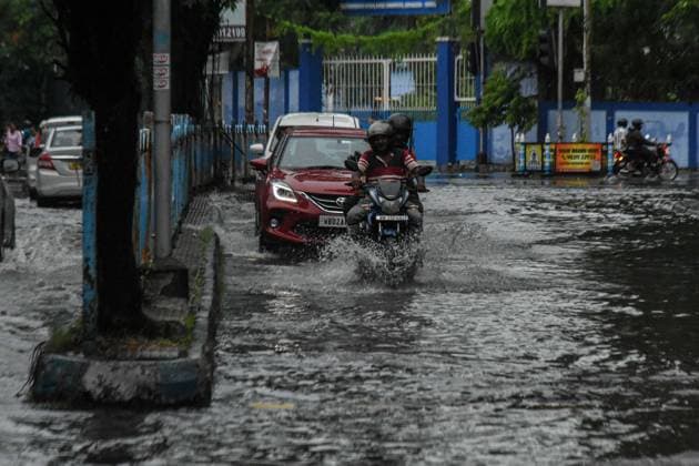 Heavy Rain Caused Massive Waterlogging In Kolkata. Cars make their way through a flooded street caused by heavy rain in Kolkata, India, on June 25, 2026. Kolkata India  Copyright: xDebarchanxChatterjeex originalFilename: chatterjee-notitle260625_np8lS.jpg