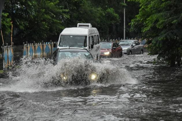 Heavy Rain Caused Massive Waterlogging In Kolkata. Cars make their way through a flooded street caused by heavy rain in Kolkata, India, on June 25, 2026. Kolkata India  Copyright: xDebarchanxChatterjeex originalFilename: chatterjee-notitle260625_npArb.jpg