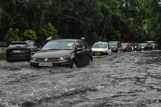 Heavy Rain Caused Massive Waterlogging In Kolkata. Cars make their way through a flooded street caused by heavy rain in Kolkata, India, on June 25, 2026. Kolkata India  Copyright: xDebarchanxChatterjeex originalFilename: chatterjee-notitle260625_npgfv.jpg
