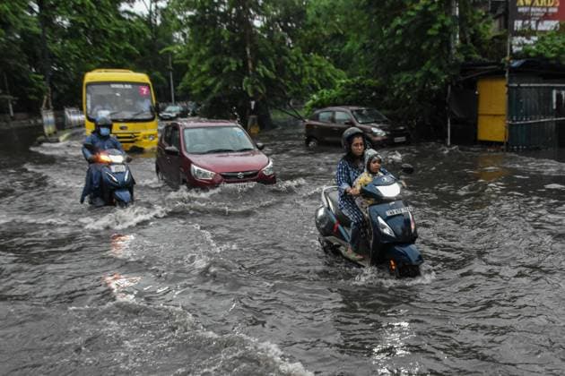 Heavy Rain Caused Massive Waterlogging In Kolkata. Cars make their way through a flooded street caused by heavy rain in Kolkata, India, on June 25, 2026. Kolkata India  Copyright: xDebarchanxChatterjeex originalFilename: chatterjee-notitle260625_npPpu.jpg