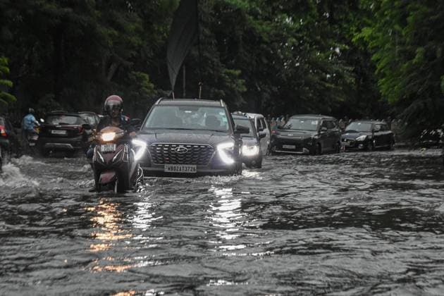 Heavy Rain Caused Massive Waterlogging In Kolkata. Cars make their way through a flooded street caused by heavy rain in Kolkata, India, on June 25, 2026. Kolkata India  Copyright: xDebarchanxChatterjeex originalFilename: chatterjee-notitle260625_npVZn.jpg