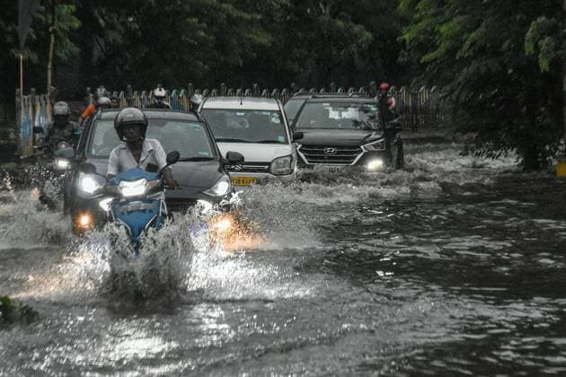 Heavy Rain Caused Massive Waterlogging In Kolkata. Cars make their way through a flooded street caused by heavy rain in Kolkata, India, on June 25, 2026. Kolkata India  Copyright: xDebarchanxChatterjeex originalFilename: chatterjee-notitle260625_npWUh.jpg