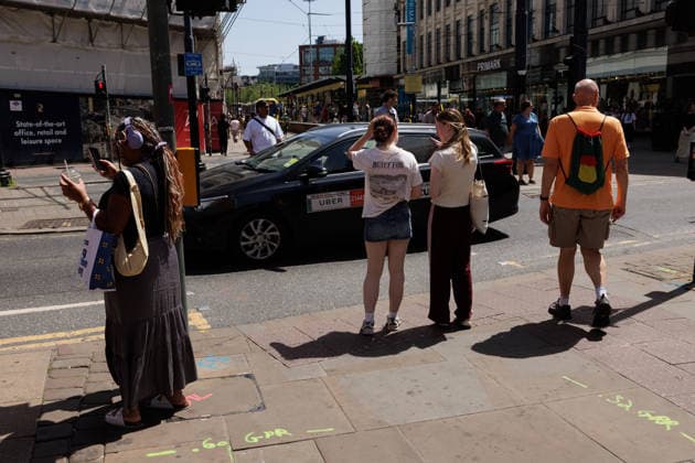 Record-Breaking Heatwave In Manchester, England Two young women wait to cross a road in Manchester, England, on June 25, 2026, during a record-breaking heatwave. Temperatures in the center of Manchester reach as high as 33C amid ongoing hot weather. Manchester United Kingdom  Copyright: xKatyxBlackwoodx originalFilename: blackwood-heatwave260625_npDGF.jpg