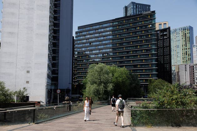 Record-Breaking Heatwave In Manchester, England Pedestrians cross the Victoria Bridge next to the CitySuites ApartHotel in Manchester, England, on June 25, 2026, during a record-breaking heatwave. Temperatures in the center of Manchester reach as high as 33C during another day of hot weather. Manchester United Kingdom  Copyright: xKatyxBlackwoodx originalFilename: blackwood-heatwave260625_npcGd.jpg