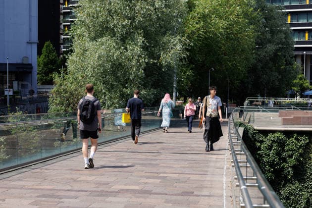 Record-Breaking Heatwave In Manchester, England Pedestrians cross the Victoria Bridge in Manchester, England, on June 25, 2026, during a record-breaking heatwave. Temperatures in the center of Manchester reach as high as 33?C amid ongoing hot weather. Manchester United Kingdom  Copyright: xKatyxBlackwoodx originalFilename: blackwood-heatwave260625_npwJv.jpg