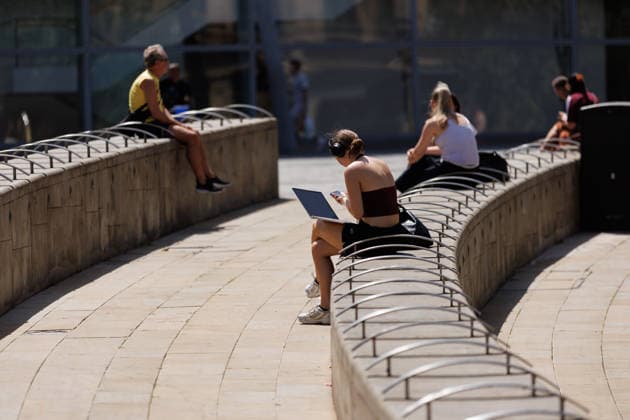 Record-Breaking Heatwave In Manchester, England A woman sits with a laptop in direct sunlight during the record-breaking heatwave in Manchester, England, on June 25, 2026. Temperatures in the center of Manchester reach as high as 33?C during another day of oppressive hot weather. Manchester United Kingdom  Copyright: xKatyxBlackwoodx originalFilename: blackwood-heatwave260625_np1GF.jpg