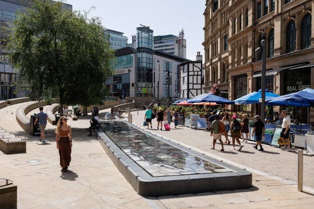 Record-Breaking Heatwave In Manchester, England Exchange Square in Manchester city centre during extreme heat in Manchester, England, on June 25, 2026. Temperatures in the centre of Manchester reach as high as 33?C during another day of hot weather amid the record-breaking heatwave. Manchester United Kingdom  Copyright: xKatyxBlackwoodx originalFilename: blackwood-heatwave260625_np7M2.jpg