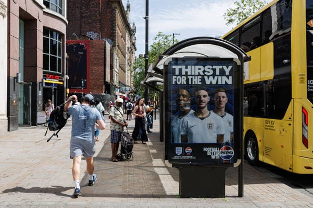 Record-Breaking Heatwave In Manchester, England Pedestrians in Manchester city centre pass by an advertising billboard for Pepsi Max during the record-breaking heatwave in Manchester, England, on June 25, 2026. The advertisement features members of the England national football team, including Declan Rice and Elliot Anderson, as a tie-in to the ongoing 2026 FIFA World Cup. Pepsi is an official partner of the England team at the tournament. Manchester United Kingdom  Copyright: xKatyxBlackwoodx originalFilename: blackwood-heatwave260625_npJcO.jpg