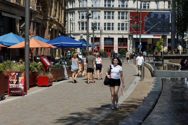 Record-Breaking Heatwave In Manchester, England People walk in Manchester city centre during a record-breaking heatwave in Manchester, England, on June 25, 2026. Temperatures in the centre of Manchester reach as high as 33?C during another day of hot weather. Manchester United Kingdom  Copyright: xKatyxBlackwoodx originalFilename: blackwood-heatwave260625_npVtJ.jpg