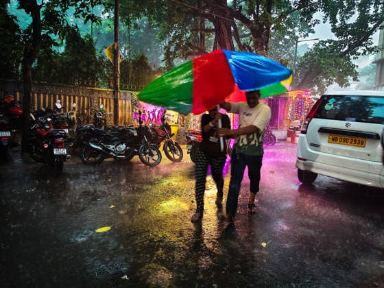 Heavy Monsoon Rain In Kolkata, India Pedestrians share an umbrella as they walk through heavy monsoon rain in Kolkata, India, on June 25, 2026. Kolkata West Bengal India  Copyright: xSudiptaxDasx originalFilename: das-heavymon260625_npaZV.jpg