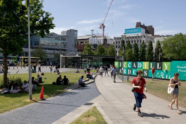 Record-Breaking Heatwave In Manchester, England A man sunbathes topless among crowds at Piccadilly Gardens in Manchester, England, on June 25, 2026, during a record-breaking heatwave. Temperatures in the center of Manchester reach as high as 33?C during another day of hot weather. Manchester United Kingdom  Copyright: xKatyxBlackwoodx originalFilename: blackwood-heatwave260625_npv1D.jpg