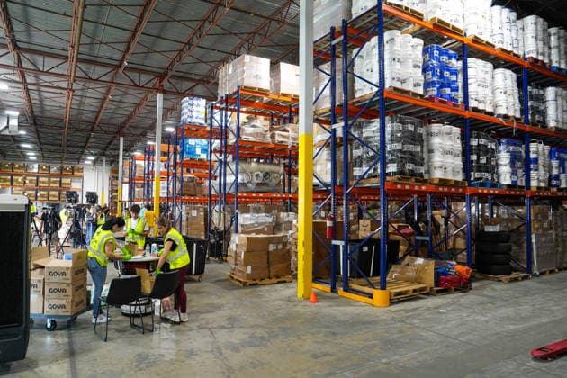 Volunteers from Global Empowerment Mission (GEM) pack boxes of food at the organization’s headquarters in Doral, Miami, United States, 25 June 2026. The Venezuelan community in the United States is following from afar the earthquakes that shook their country on Wednesday, caught between two urgent needs: locating family members with whom they are barely able to communicate, and sending aid to the hardest-hit areas. Venezuelans in Miami Turn Their Anxiety Over Earthquakes Into Humanitarian Aid !ACHTUNG: NUR REDAKTIONELLE NUTZUNG!  Copyright: xAlbertoxBoalx USA1880 20260625-55020711292_1