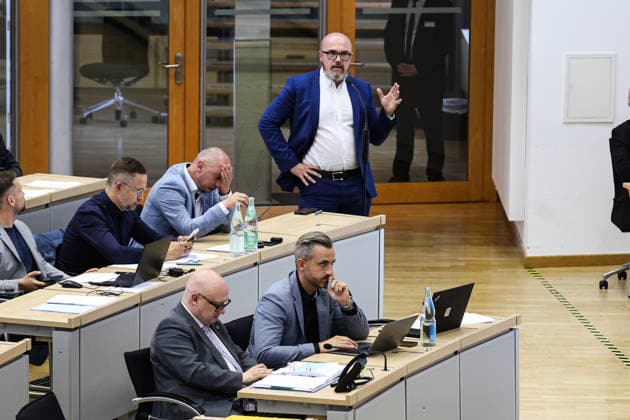 v.l. Fraktionsvorsitzender Oliver Kirchner (AfD), Fraktionsvorsitzender Ulrich Siegmund (AfD, Sachsen Anhalt), Dr. Hans Thomas Tillschneider (AfD) - Landtagssitzung im Landtag von Sachsen Anhalt in Magdeburg *** From left: Oliver Kirchner, AfD parliamentary group leader; Ulrich Siegmund, AfD parliamentary group leader, Saxony-Anhalt; Dr. Hans Thomas Tillschneider, AfD. State legislative session at the Saxony-Anhalt State Parliament in Magdeburg