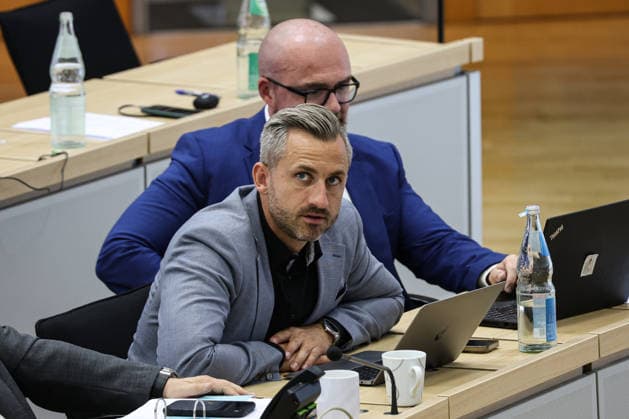 Fraktionsvorsitzender Ulrich Siegmund (AfD, Sachsen Anhalt) und Dr. Hans Thomas Tillschneider (AfD) - Landtagssitzung im Landtag von Sachsen Anhalt in Magdeburg *** Ulrich Siegmund, AfD Caucus Chair, Saxony-Anhalt, and Dr. Hans Thomas Tillschneider, AfD, at a state legislative session in the Saxony-Anhalt State Parliament in Magdeburg