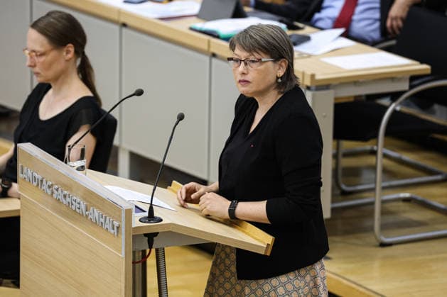 Fraktionsvorsitzende Dr. Katja Pähle (SPD) - Landtagssitzung im Landtag von Sachsen Anhalt in Magdeburg *** Party Caucus Chair Dr. Katja Pähle (SPD) at a state legislative session in the Saxony-Anhalt State Parliament in Magdeburg