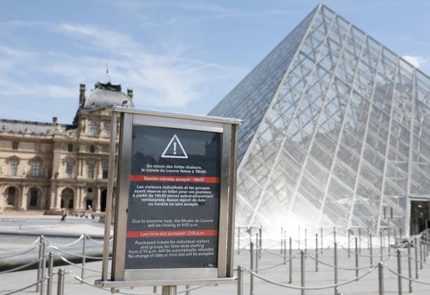 (260625) -- PARIS, June 25, 2026 -- A signboard in front of the Louvre Museum shows that the museum would close early at 4 p.m. due to the heatwave, in Paris, France, June 25, 2026. ) FRANCE-PARIS-HEATWAVE WuxHuiwo 