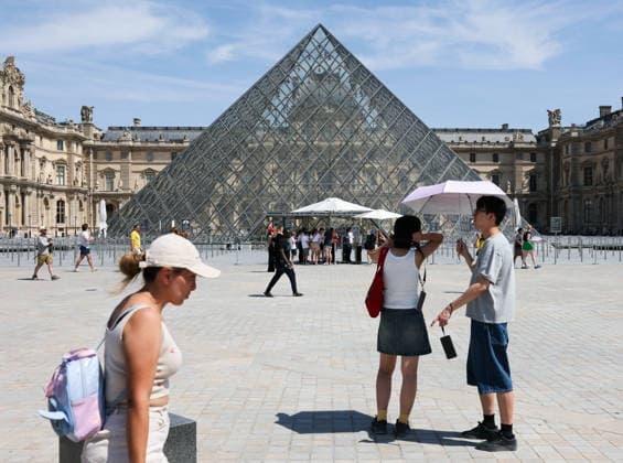 (260625) -- PARIS, June 25, 2026 -- Visitors walk near the Louvre Museum amid the heatwave, in Paris, France, June 25, 2026. ) FRANCE-PARIS-HEATWAVE WuxHuiwo 