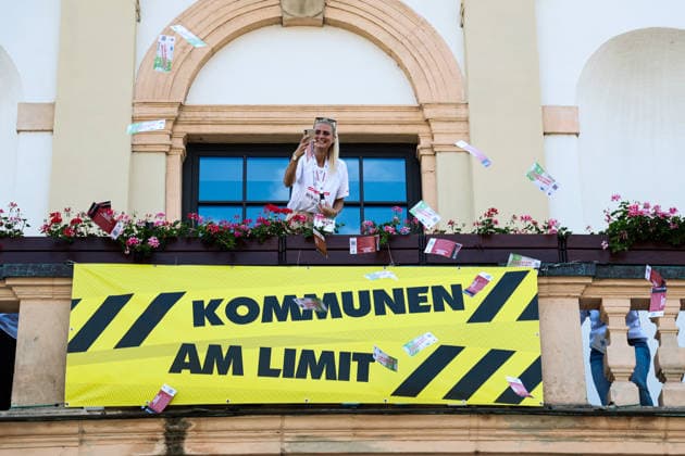 ACHTUNG PRÄVENTIONSSCHWERPUNKT -‹ aktiv gegen Straftaten zum Nachteil älterer Menschen. Am 25. Juni lassen Mitarbeiter vom LKA vom Rathausbalkon Flyer in Form von 100 Euro und 50 Euro Geldcheinen regnen. Zum Mittag wird die selbe Aktion noch einmal im Allee-Center in Magdeburg (Sachsen-Anhalt) durchgeführt. *** ATTENTION: PREVENTION FOCUS ‹ Taking Active Measures Against Crimes Against Older Adults On June 25, LKA staff will scatter flyers shaped like 100-euro and 50-euro bills from the town hall balcony. At noon, the same event will take place again at the Allee Center in Magdeburg, Saxony-Anhalt.
