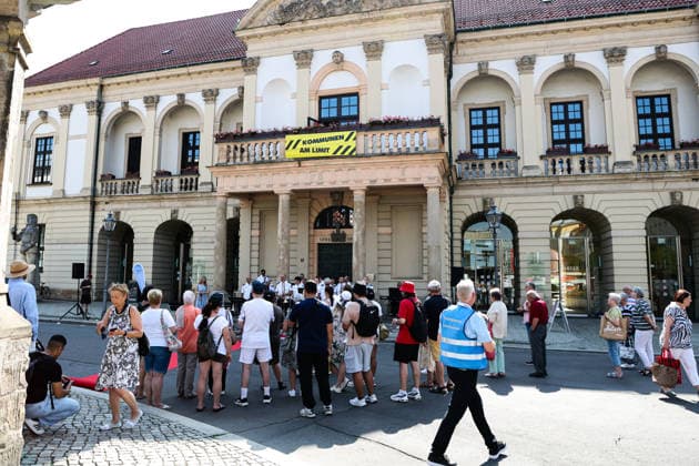 ACHTUNG PRÄVENTIONSSCHWERPUNKT -‹ aktiv gegen Straftaten zum Nachteil älterer Menschen. Am 25. Juni lassen Mitarbeiter vom LKA vom Rathausbalkon Flyer in Form von 100 Euro und 50 Euro Geldcheinen regnen. Zum Mittag wird die selbe Aktion noch einmal im Allee-Center in Magdeburg (Sachsen-Anhalt) durchgeführt. *** ATTENTION: PREVENTION FOCUS ‹ Taking Active Measures Against Crimes Against Older Adults On June 25, LKA staff will scatter flyers shaped like 100-euro and 50-euro bills from the town hall balcony. At noon, the same event will be held again at the Allee Center in Magdeburg, Saxony-Anhalt.