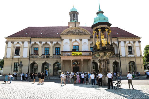 ACHTUNG PRÄVENTIONSSCHWERPUNKT -‹ aktiv gegen Straftaten zum Nachteil älterer Menschen. Am 25. Juni lassen Mitarbeiter vom LKA vom Rathausbalkon Flyer in Form von 100 Euro und 50 Euro Geldcheinen regnen. Zum Mittag wird die selbe Aktion noch einmal im Allee-Center in Magdeburg (Sachsen-Anhalt) durchgeführt. *** ATTENTION: PREVENTION FOCUS ‹ Taking Active Measures Against Crimes Against Older Adults On June 25, LKA staff will scatter flyers shaped like 100-euro and 50-euro bills from the town hall balcony. At noon, the same event will be held again at the Allee Center in Magdeburg, Saxony-Anhalt.