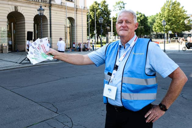 Pressesprecher Uwe Bachmann (Landeskriminalamt Sachsen-Anhalt) hält einen hundert Eurogeldscheine in Form vom Flyer in seiner Hand - ACHTUNG PRÄVENTIONSSCHWERPUNKT -‹ aktiv gegen Straftaten zum Nachteil älterer Menschen. Am 25. Juni lassen Mitarbeiter vom LKA vom Rathausbalkon Flyer in Form von 100 Euro und 50 Euro Geldcheinen regnen. Zum Mittag wird die selbe Aktion noch einmal im Allee-Center in Magdeburg (Sachsen-Anhalt) durchgeführt. *** Press Spokesperson Uwe Bachmann of the Saxony-Anhalt State Criminal Police Office holds a 100-euro bill shaped like a flyer in his hand ATTENTION: PREVENTION FOCUS ‹ Taking Active Measures Against Crimes Against the Elderly On June 25, LKA staff will drop flyers shaped like 100-euro and 50-euro b