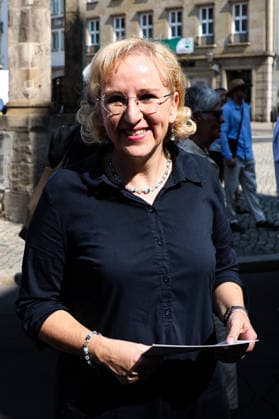 Birgit Specht (Direktorin des Landeskriminalamtes Sachsen-Anhalt) - ACHTUNG PRÄVENTIONSSCHWERPUNKT -‹ aktiv gegen Straftaten zum Nachteil älterer Menschen. Am 25. Juni lassen Mitarbeiter vom LKA vom Rathausbalkon Flyer in Form von 100 Euro und 50 Euro Geldcheinen regnen. Zum Mittag wird die selbe Aktion noch einmal im Allee-Center in Magdeburg (Sachsen-Anhalt) durchgeführt. *** Birgit Specht, Director of the Saxony-Anhalt State Criminal Police Office ATTENTION: FOCUS ON PREVENTION ‹ Taking Active Measures Against Crimes Against the Elderly On June 25, LKA staff will scatter flyers shaped like 100-euro and 50-euro bills from the town hall balcony. At noon, the same event will be held again at the Allee Center in Magdeburg, Saxony-Anhal