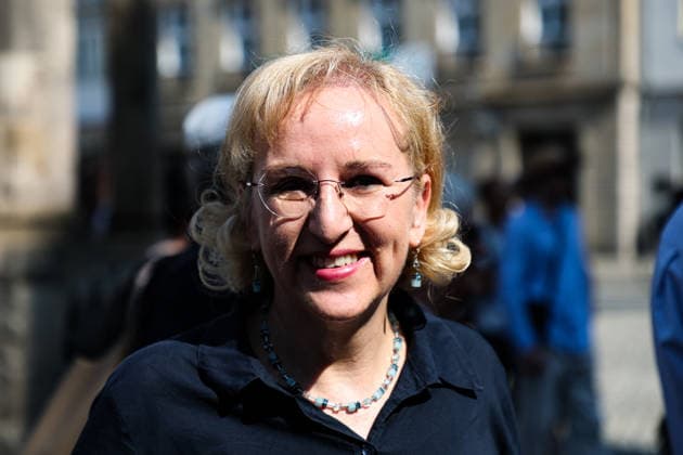Birgit Specht (Direktorin des Landeskriminalamtes Sachsen-Anhalt) - ACHTUNG PRÄVENTIONSSCHWERPUNKT -‹ aktiv gegen Straftaten zum Nachteil älterer Menschen. Am 25. Juni lassen Mitarbeiter vom LKA vom Rathausbalkon Flyer in Form von 100 Euro und 50 Euro Geldcheinen regnen. Zum Mittag wird die selbe Aktion noch einmal im Allee-Center in Magdeburg (Sachsen-Anhalt) durchgeführt. *** Birgit Specht, Director of the Saxony-Anhalt State Criminal Police Office (LKA) ATTENTION: FOCUS ON PREVENTION ‹ Taking Active Measures Against Crimes Against the Elderly On June 25, LKA staff will scatter flyers shaped like 100-euro and 50-euro bills from the town hall balcony. At noon, the same event will be held again at the Allee Center in Magdeburg, Saxony