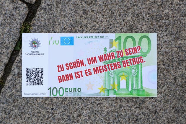 ACHTUNG PRÄVENTIONSSCHWERPUNKT -‹ aktiv gegen Straftaten zum Nachteil älterer Menschen. Am 25. Juni lassen Mitarbeiter vom LKA vom Rathausbalkon Flyer in Form von 100 Euro und 50 Euro Geldcheinen regnen. Zum Mittag wird die selbe Aktion noch einmal im Allee-Center in Magdeburg (Sachsen-Anhalt) durchgeführt. *** ATTENTION: PREVENTION FOCUS ‹ Taking Active Measures Against Crimes Against Older Adults On June 25, LKA staff will scatter flyers shaped like 100-euro and 50-euro bills from the town hall balcony. At noon, the same event will take place again at the Allee Center in Magdeburg, Saxony-Anhalt.