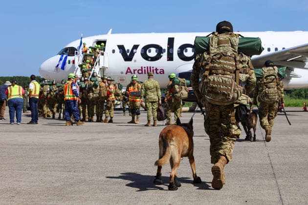 El Salvador sends humanitarian aid to earthquake-hit Venezuela LA PAZ, EL SALVADOR - JUNE 25: Salvadoran soldier boarding plane with rescue dog during the departure of the Salvadoran contingent of humanitarian aid to Venezuela to provide support after the earthquakes, at the Comalapa Air Base, in La Paz, El Salvador on June 25, 2026. Nayib Bukele reported on social media about humanitarian aid to Venezuela following the earthquakes. Some 300 rescuers and paramedics, and more than 50 tons of equipment, medicine, and essential supplies were sent. Relations between El Salvador and Venezuela are currently suspended and have lacked official diplomatic ties since 2019, and El Salvador has provided emergency humanitarian assistance to the South Am  Copyright: x2026xAnadoluxAlexxPenax