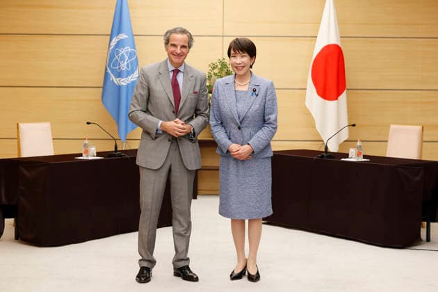 June 26, 2026, Tokyo, Japan: (L to R) Rafael Mariano Grossi Director General of the International Atomic Energy Agency (IAEA) poses for a photo with Japanese Prime Minister Sanae Takaichi during a courtesy visit to Takaichi at the prime minister s office in Tokyo. Tokyo Japan - ZUMAm191 20260626_aap_m191_001 Copyright: xRodrigoxReyesxMarinx