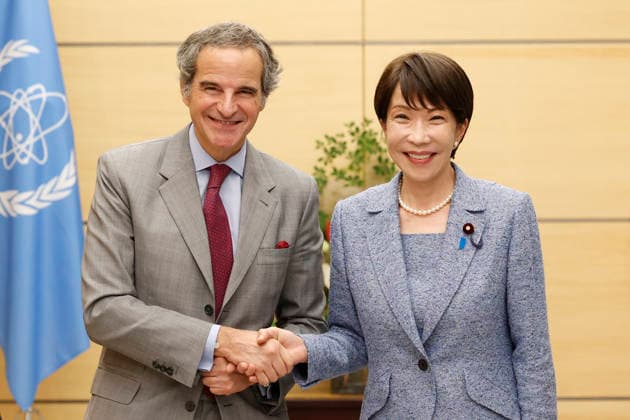 June 26, 2026, Tokyo, Japan: (L to R) Rafael Mariano Grossi Director General of the International Atomic Energy Agency (IAEA) poses for a photo with Japanese Prime Minister Sanae Takaichi during a courtesy visit to Takaichi at the prime minister s office in Tokyo. Tokyo Japan - ZUMAm191 20260626_aap_m191_005 Copyright: xRodrigoxReyesxMarinx