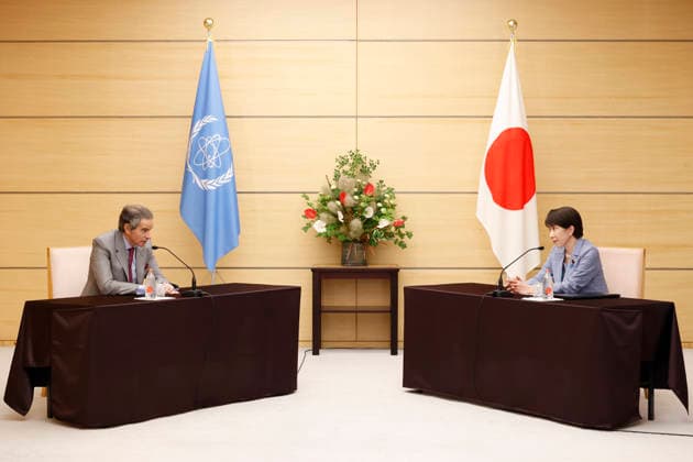 June 26, 2026, Tokyo, Japan: (L to R) Rafael Mariano Grossi Director General of the International Atomic Energy Agency (IAEA) speaks with Japanese Prime Minister Sanae Takaichi during a courtesy visit to Takaichi at the prime minister s office in Tokyo. Tokyo Japan - ZUMAm191 20260626_aap_m191_008 Copyright: xRodrigoxReyesxMarinx