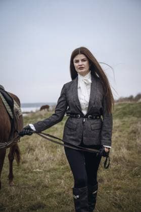 Ein Mädchen neben einem Pferd auf einer Wiese. Auf dem Pferd ist ein Sattel, das Mädchen führt das Pferd über das Feld, auf dem Feld liegt grünes Gras. Das Mädchen ist 30 Jahre alt. Sie hat lange Haare A girl next to a horse in a meadow. There is a saddle on the horse, the girl is leading the horse across the field, there is green grass on the field. The girl is 30 years old. She has long hair Copyright: imageBROKER HannaxNikulnikova ibxiqx18087890.jpg ,model released, Symbolfoto ,property released