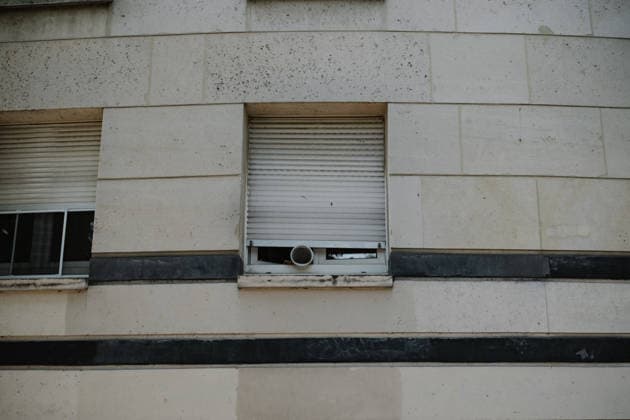 Paris Swelters Under A Historic Heatwave An air conditioner exhaust hose protrudes from the window of a residential building in Paris, France, on June 25, 2026, as the city experiences a heatwave and is under a red heatwave alert. Paris France  Copyright: xSamuelxBoivinx originalFilename: boivin-notitle260625_npu1W.jpg