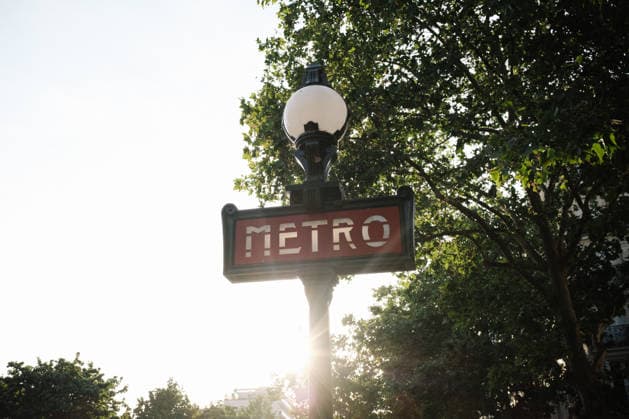 Paris Swelters Under A Historic Heatwave A metro station sign is highlighted by the sun in Paris, France, on June 25, 2026, as the city experiences an extreme heatwave and is placed under a red heatwave alert. Paris France  Copyright: xSamuelxBoivinx originalFilename: boivin-notitle260625_npZ0c.jpg