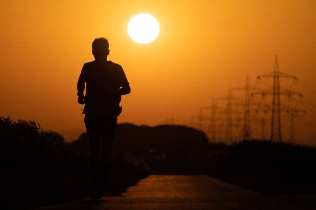 June 26, 2026, Frankfurt, Hesse, Germany: A man jogs at sunrise during a heatwave in Frankfurt am Main, Germany. Frankfurt Germany - ZUMAb332 20260626_zip_b332_001 Copyright: xMatiasxBasualdox
