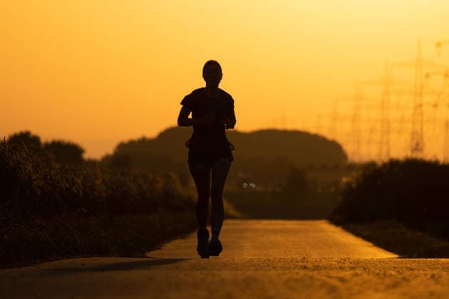June 26, 2026, Frankfurt, Hesse, Germany: A woman jogs at sunrise during a heatwave in Frankfurt am Main, Germany. Frankfurt Germany - ZUMAb332 20260626_zip_b332_002 Copyright: xMatiasxBasualdox