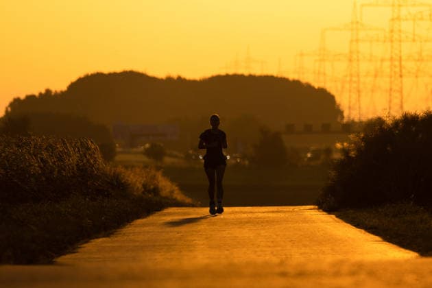 June 26, 2026, Frankfurt, Hesse, Germany: A woman jogs at sunrise during a heatwave in Frankfurt am Main, Germany. Frankfurt Germany - ZUMAb332 20260626_zip_b332_003 Copyright: xMatiasxBasualdox