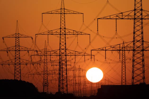 June 26, 2026, Frankfurt, Hesse, Germany: The sun rises behind power lines during a heatwave in Frankfurt am Main, Germany. Frankfurt Germany - ZUMAb332 20260626_zip_b332_005 Copyright: xMatiasxBasualdox