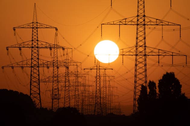June 26, 2026, Frankfurt, Hesse, Germany: The sun rises behind power lines during a heatwave in Frankfurt am Main, Germany. Frankfurt Germany - ZUMAb332 20260626_zip_b332_006 Copyright: xMatiasxBasualdox