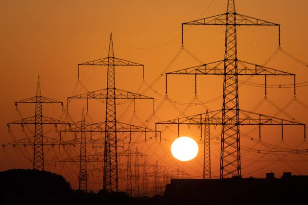 June 26, 2026, Frankfurt, Hesse, Germany: The sun rises behind power lines during a heatwave in Frankfurt am Main, Germany. Frankfurt Germany - ZUMAb332 20260626_zip_b332_007 Copyright: xMatiasxBasualdox
