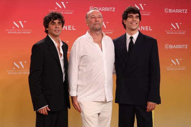 Jérôme Pulis Etchevers with Javier Ambrossi and Javier Calvo at the La Gare du Midi theater in Biarritz as part of the Biarritz Film Festival Nouvelles Vagues on June 25, 2026 Jean Marc Lhomer Bestimage Celebs at the La Gare du Midi theater in Biarritz as part of the Biarritz Film Festival – Nouvelles Vagues on June 25, 2026, in Biarritz, France  Copyright: xJean-MarcxLhomerx xBestimagexJean-MarcxLhomerx xBestimagex
