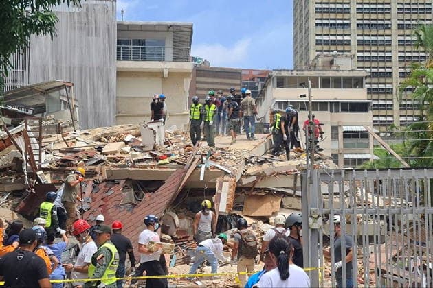 VENEZUELA, CARACAS - JUNE 26, 2026: First responders clear debris after an earthquake. According to Carlos Alvarado, Minister of the People s Power for Health, Venezuela earthquake on 24 June killed 235 people and injured over 4,300. Video grab. Best quality available Caracas Venezuela  - ZUMAt113 20260626_zaa_t113_003 Copyright: xMikhailxMakeyevx