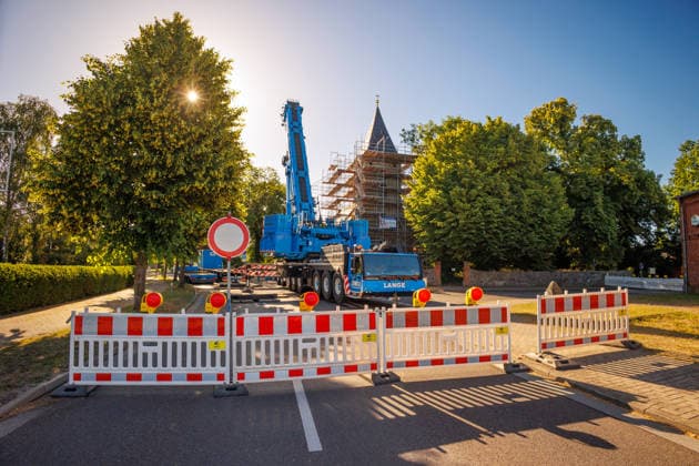26.06.2026 - In Papendorf ist die Bundesstraße B104 voll gesperrt, weil die Kirche einsturzgefährdet ist. Ein Kran soll den Turm Stück für Stück heruntenheben Papendorf Mecklenburg-Vorpommern Deutschland *** June 26, 2026: The B104 federal highway in Papendorf is completely closed because the church is in danger of collapsing. A crane is set to lower the tower piece by piece. Papendorf, Mecklenburg-Western Pomerania, Germany