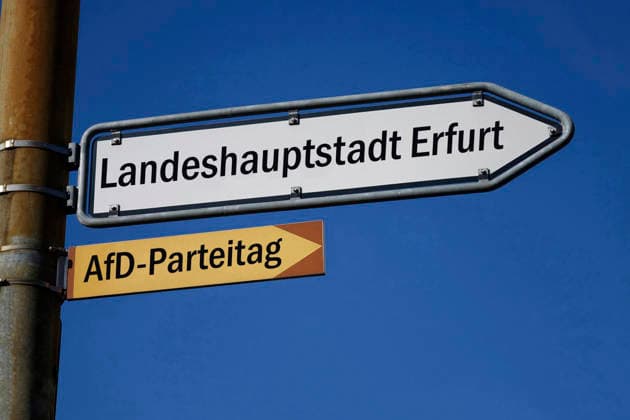 RECORD DATE NOT STATED Fotomontage: Wegweiser mit Landeshauptstadt Erfurt und AfD-Parteitag, 26.06.2026, In zwei Wegweisern befinden sich die Schriftzüge Landeshauptstadt Erfurt und AfD-Parteitag. Symbolbild, Symbolfoto, Himmel, blau, Wegweiser, Vorwegweiser, Weg, weisen, Pfeil, Pfeilwegweiser, Richtung, Richtungsanzeige, Richtungsangabe, Ziel, Zielangabe, Hinweiszeichen, Schriftzug, Erfurt, Landeshauptstadt Erfurt, AfD-Parteitag, Parteitag, Parteitag der AfD, Bundesparteitag, Delegierte, AfD-Delegierte, Delegiertenversammlung, Parteikonvent, Parteitagsreden, Parteiveranstaltung, Gesamtversammlung, Parteitagsprogramm, Parteitagsbeschlüsse, Parteitagsbeschluesse, Parteitagsproteste, friedliche Proteste, gewaltbereite Proteste, Alternative, alternativ, Partei, pol